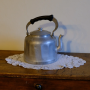 Bouilloire ancienne en aluminium poignée bakélite – bouilloire vintage brocante