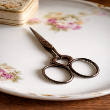 Petits ciseaux anciens de couture en métal – outil couture vintage brocante