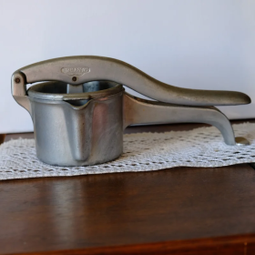 Presse-agrumes Vitam Press vintage en aluminium – ustensile cuisine rétro brocante